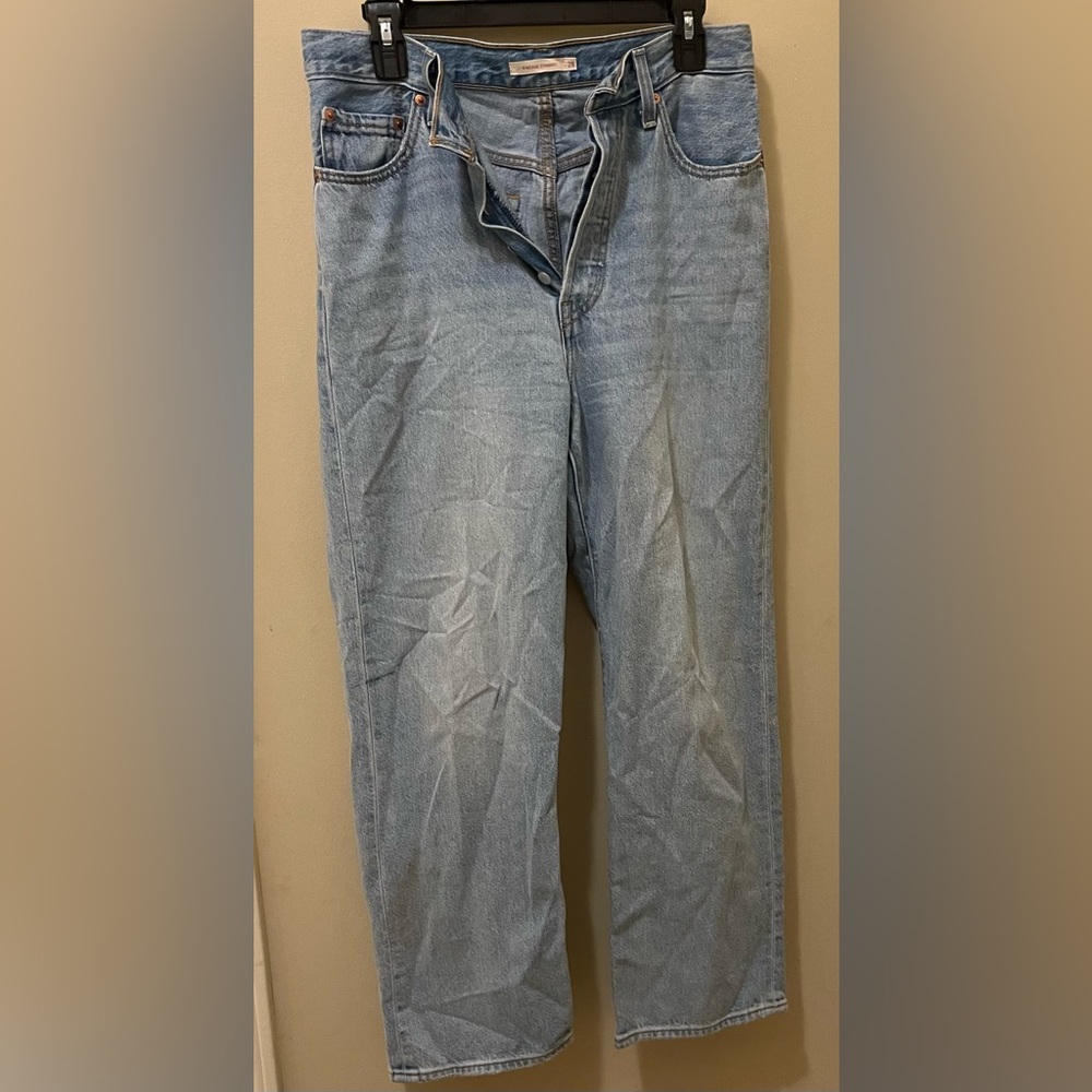 Levi’s Ribcage Straight Leg Button fly Jeans Size 28